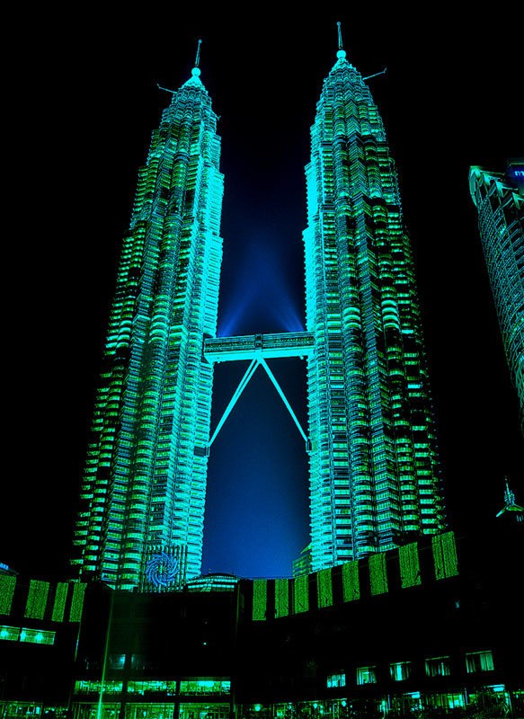 Twin Towers, Malaysia - 500pc Glow in the Dark Jigsaw Puzzle By Tomax - image 1