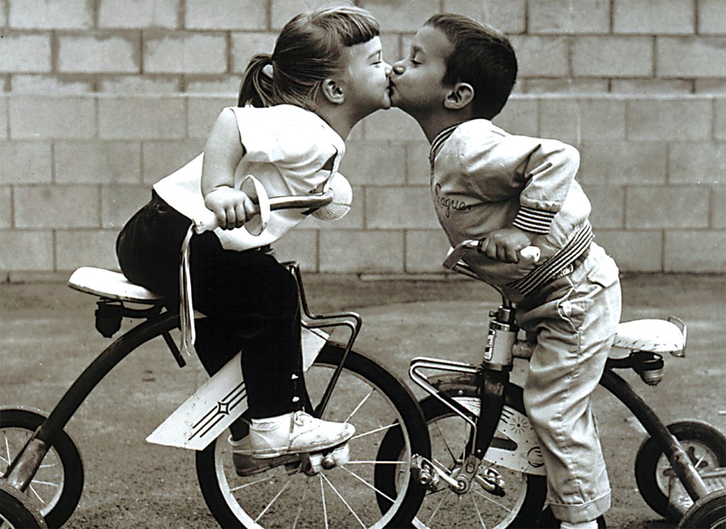 Tricycle Kiss - 500pc Jigsaw Puzzle by Tomax