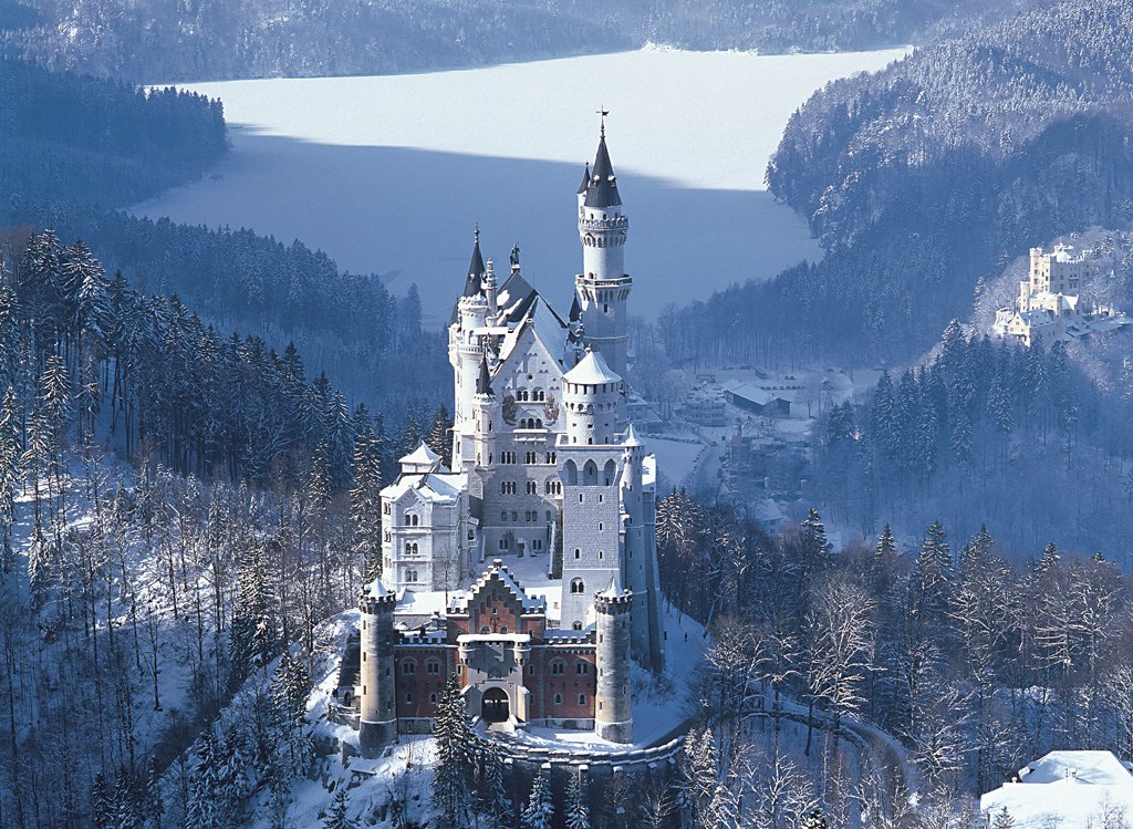 Neuschwanstein Castle - 500pc Glow in the Dark Jigsaw Puzzle By Tomax