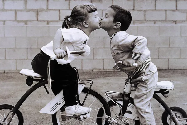 Tricycle Kiss - 1000pc Jigsaw Puzzle by Tomax